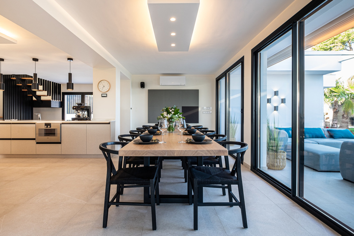 6 Bed Townhouse for sale in Sierrezuela Costa Del Sol, Málaga, Spain