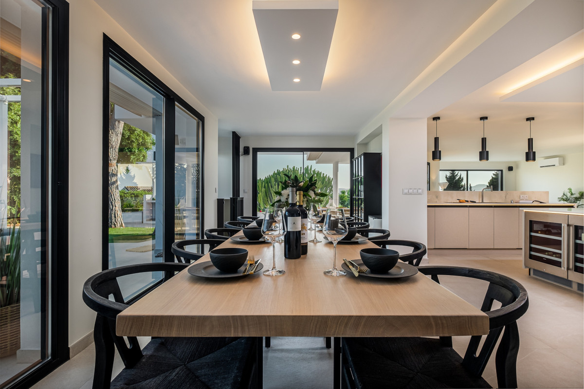 6 Bed Townhouse for sale in Sierrezuela Costa Del Sol, Málaga, Spain