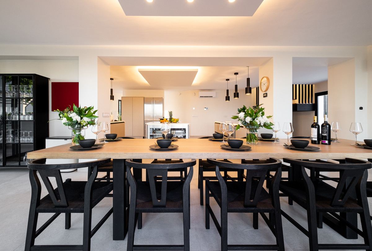 6 Bed Townhouse for sale in Sierrezuela Costa Del Sol, Málaga, Spain