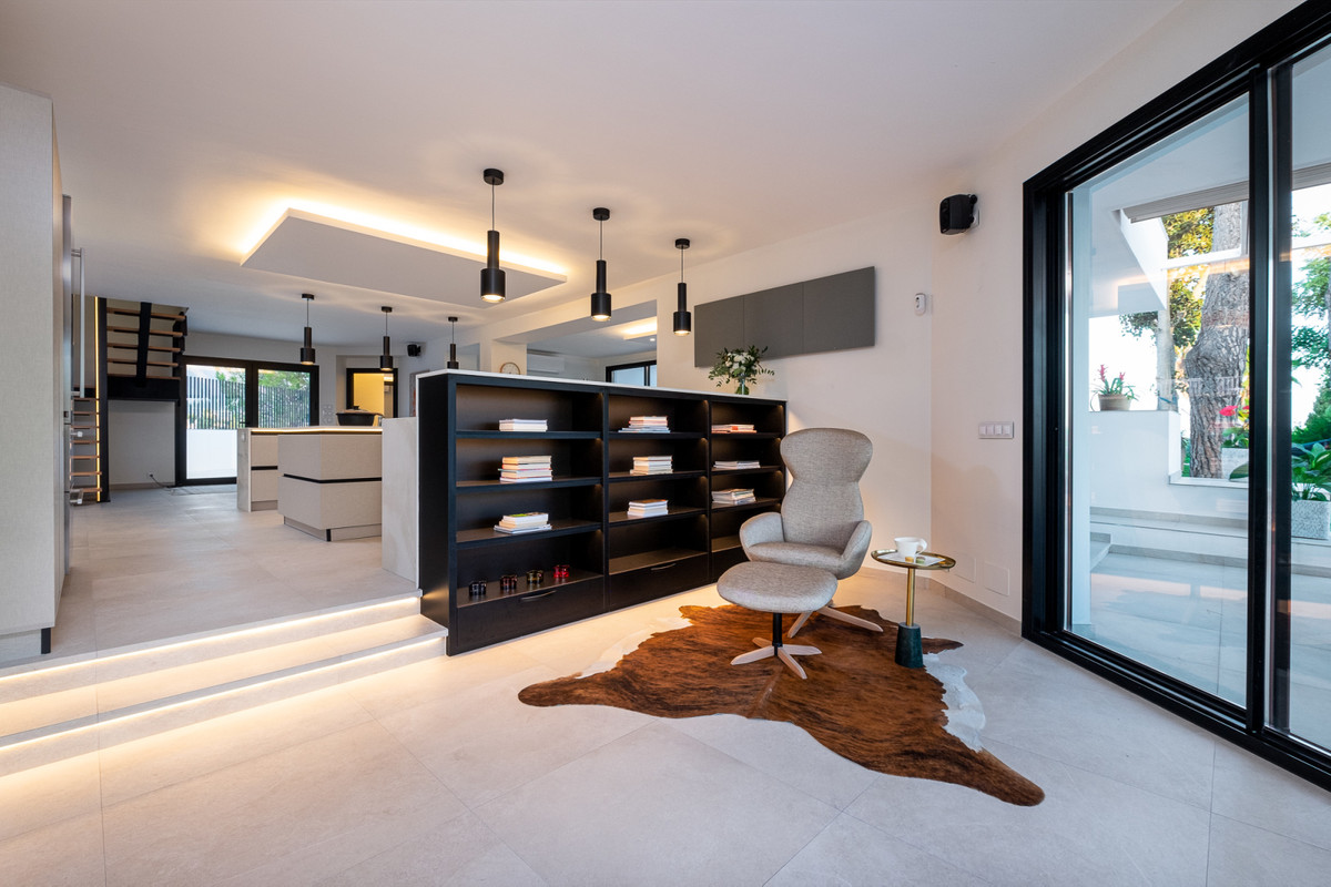 6 Bed Townhouse for sale in Sierrezuela Costa Del Sol, Málaga, Spain