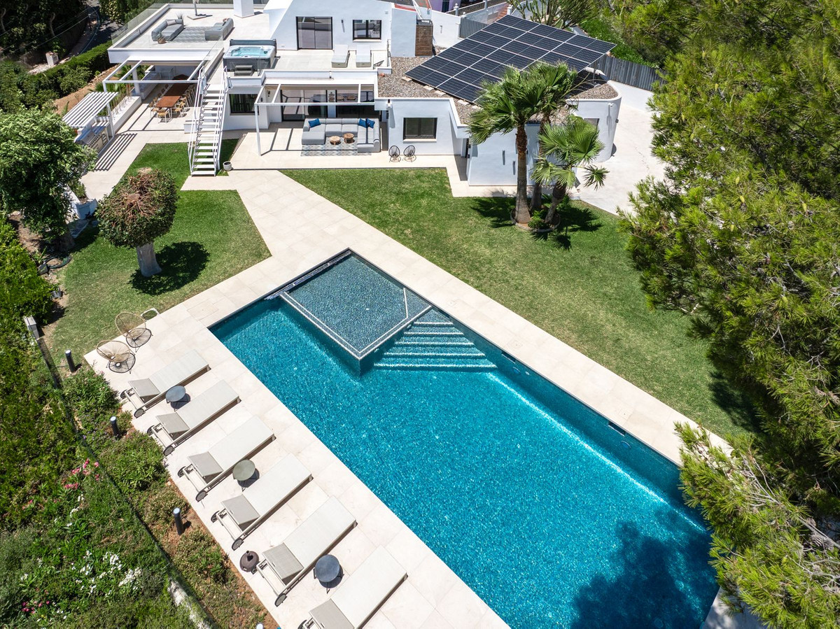 6 Bed Townhouse for sale in Sierrezuela Costa Del Sol, Málaga, Spain