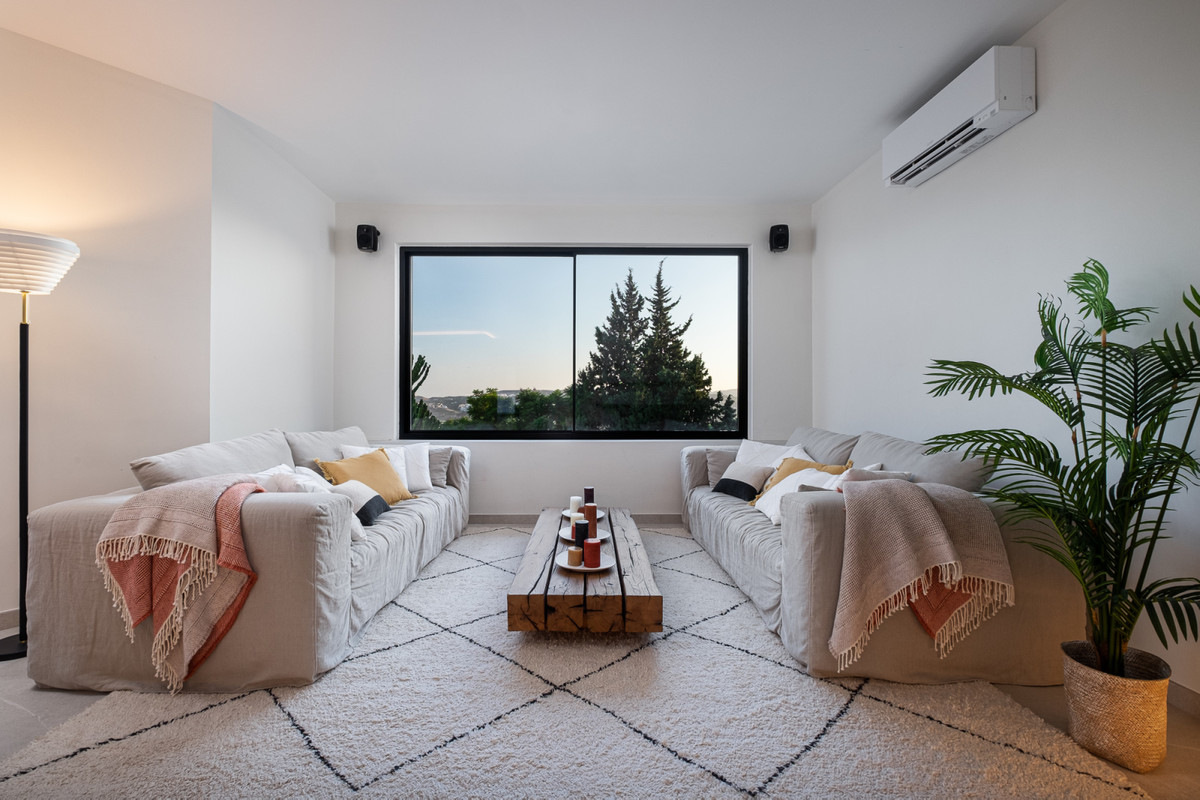6 Bed Townhouse for sale in Sierrezuela Costa Del Sol, Málaga, Spain