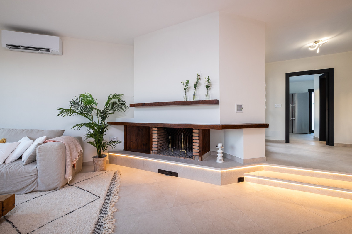 6 Bed Townhouse for sale in Sierrezuela Costa Del Sol, Málaga, Spain