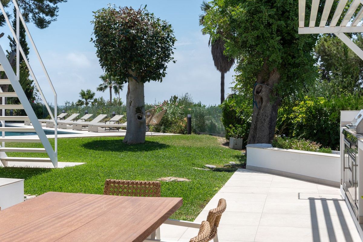 6 Bed Townhouse for sale in Sierrezuela Costa Del Sol, Málaga, Spain