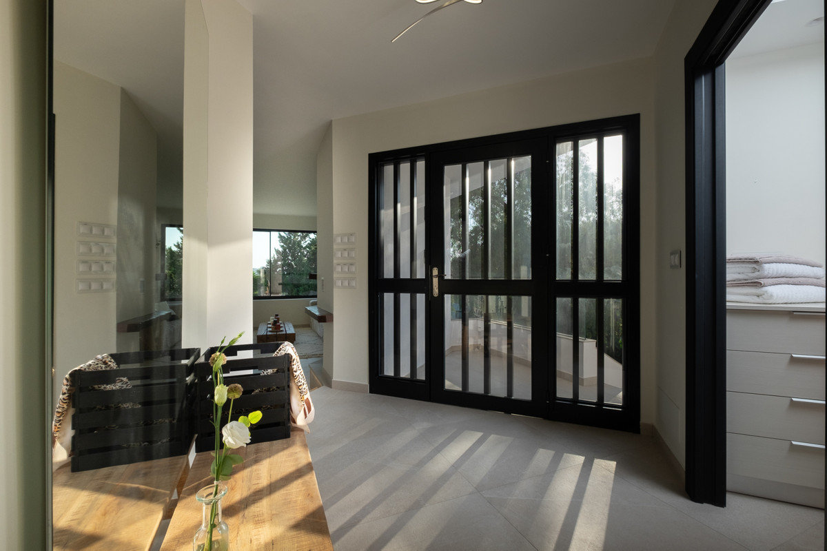 6 Bed Townhouse for sale in Sierrezuela Costa Del Sol, Málaga, Spain