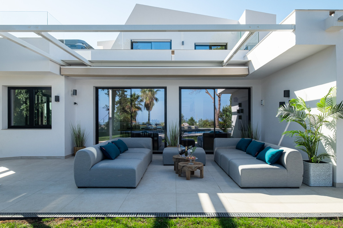 6 Bed Townhouse for sale in Sierrezuela Costa Del Sol, Málaga, Spain