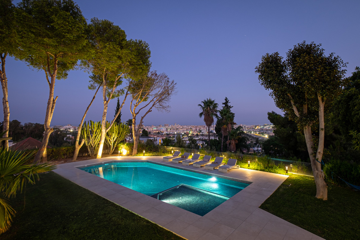 6 Bed Townhouse for sale in Sierrezuela Costa Del Sol, Málaga, Spain