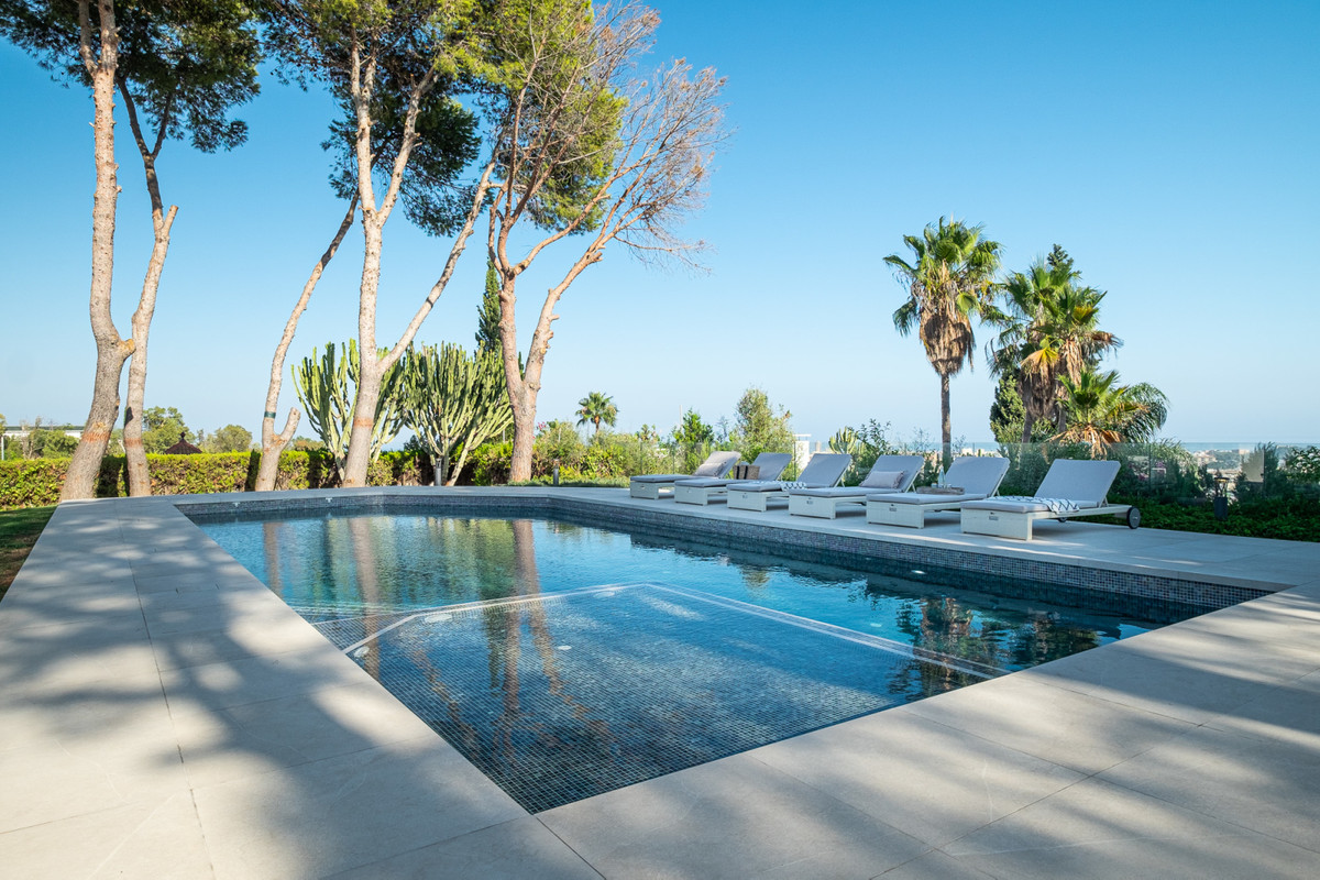 6 Bed Townhouse for sale in Sierrezuela Costa Del Sol, Málaga, Spain