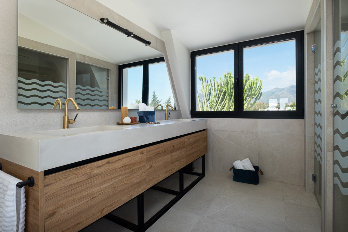 6 Bed Townhouse for sale in Sierrezuela Costa Del Sol, Málaga, Spain