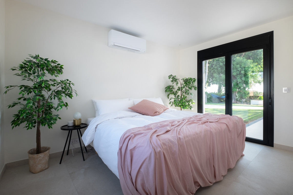 6 Bed Townhouse for sale in Sierrezuela Costa Del Sol, Málaga, Spain