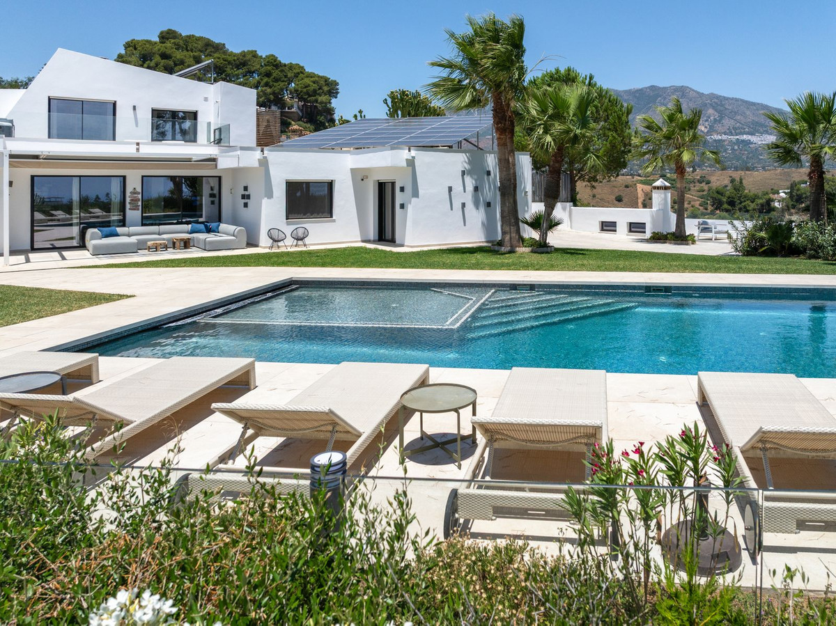 6 Bed Townhouse for sale in Sierrezuela Costa Del Sol, Málaga, Spain