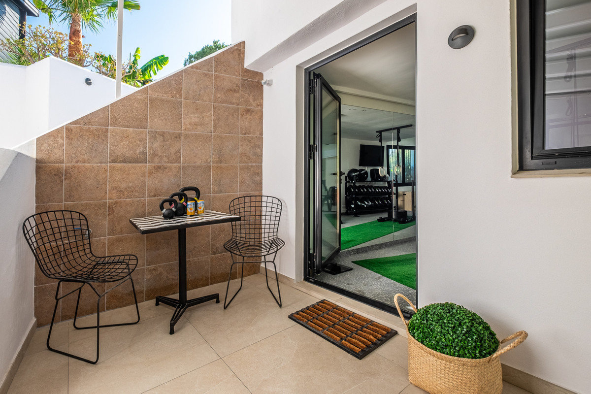 6 Bed Townhouse for sale in Sierrezuela Costa Del Sol, Málaga, Spain