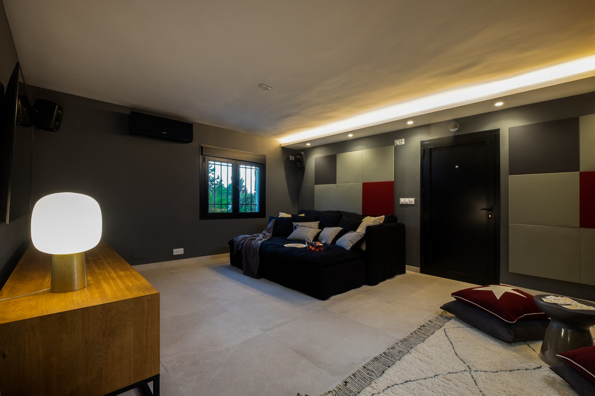 6 Bed Townhouse for sale in Sierrezuela Costa Del Sol, Málaga, Spain