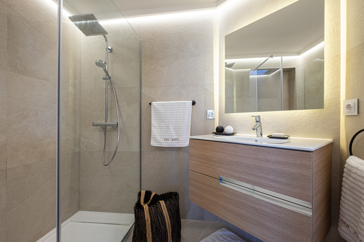 6 Bed Townhouse for sale in Sierrezuela Costa Del Sol, Málaga, Spain