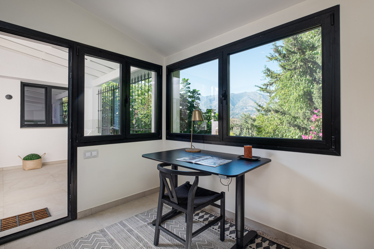 6 Bed Townhouse for sale in Sierrezuela Costa Del Sol, Málaga, Spain