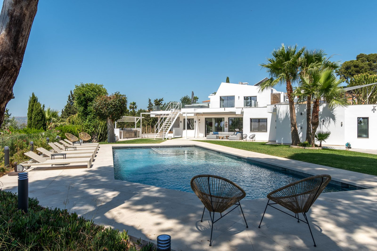 6 Bed Townhouse for sale in Sierrezuela Costa Del Sol, Málaga, Spain