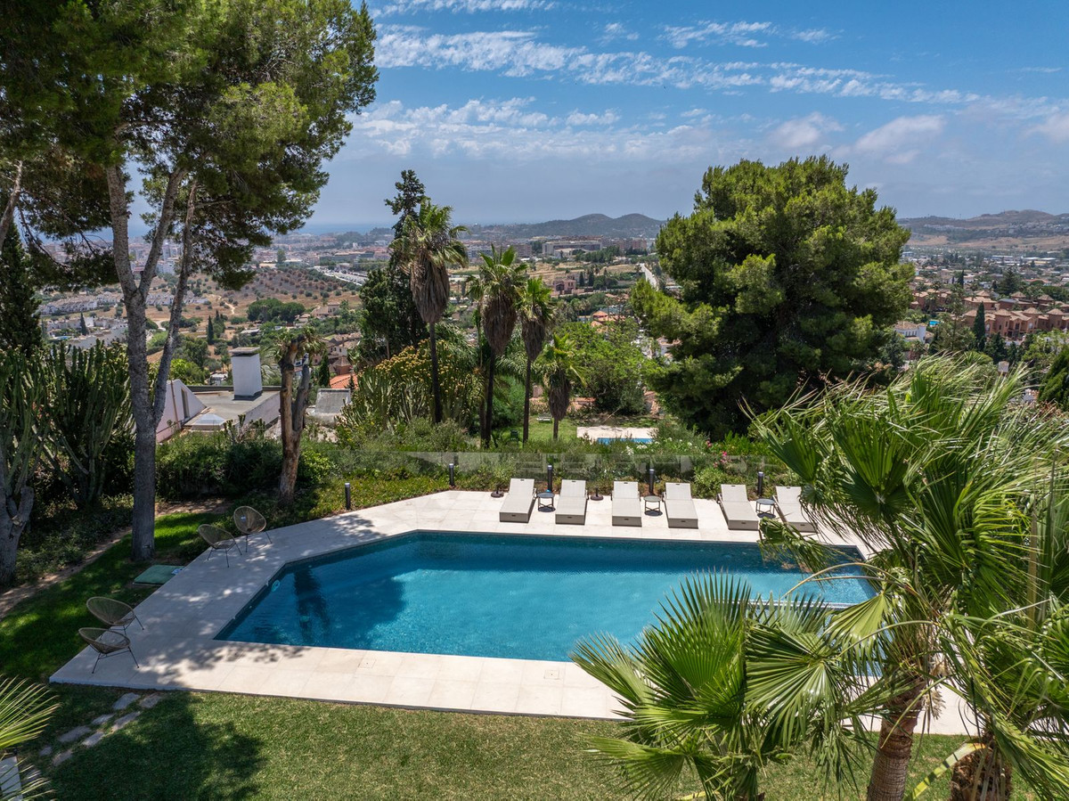 6 Bed Townhouse for sale in Sierrezuela Costa Del Sol, Málaga, Spain