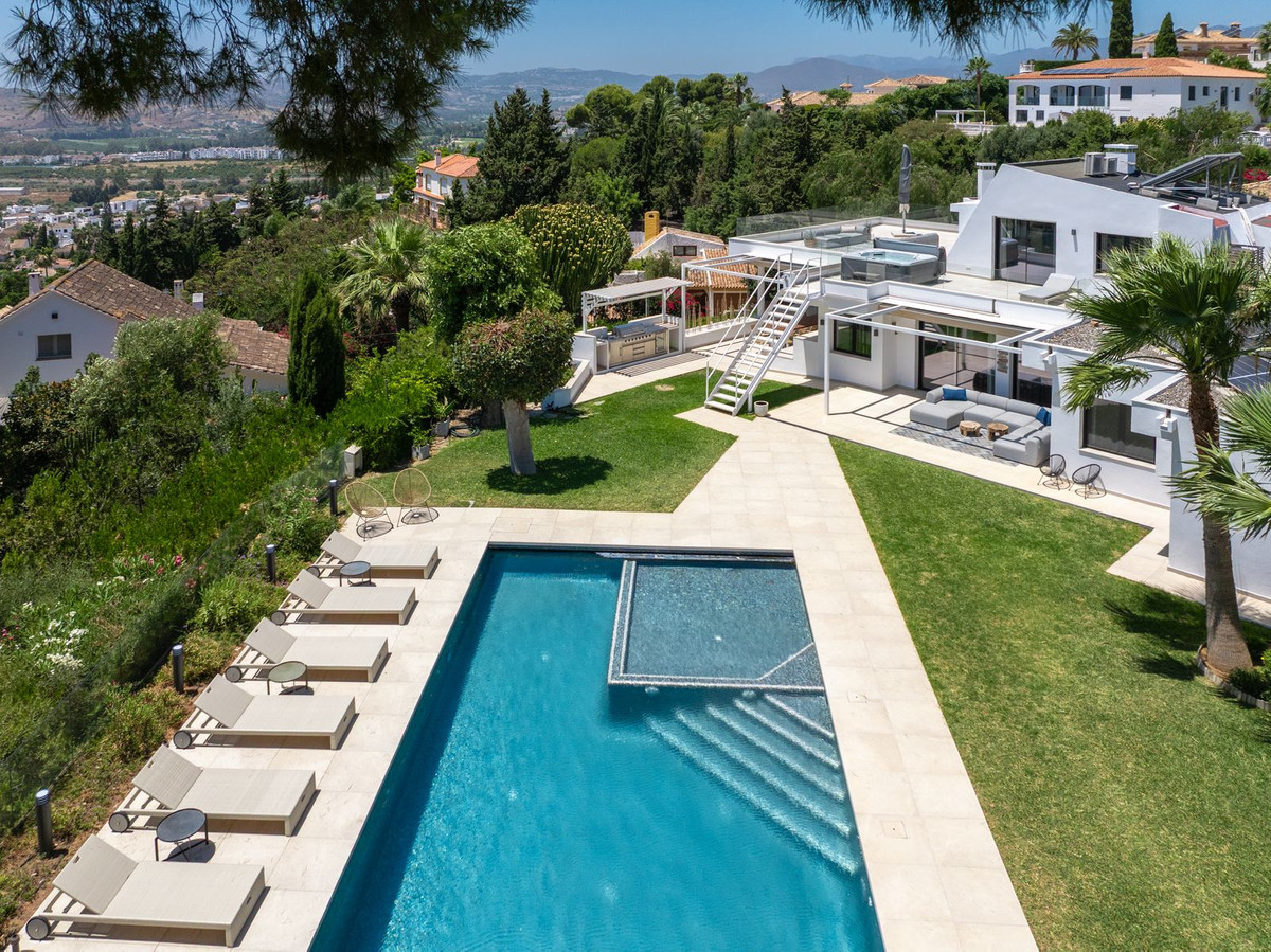 6 Bed Townhouse for sale in Sierrezuela Costa Del Sol, Málaga, Spain
