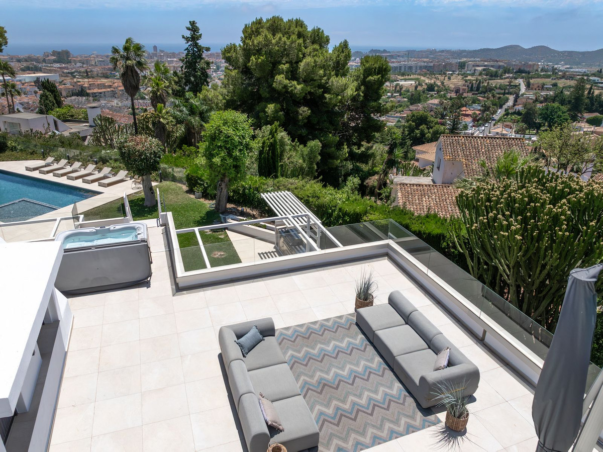 6 Bed Townhouse for sale in Sierrezuela Costa Del Sol, Málaga, Spain