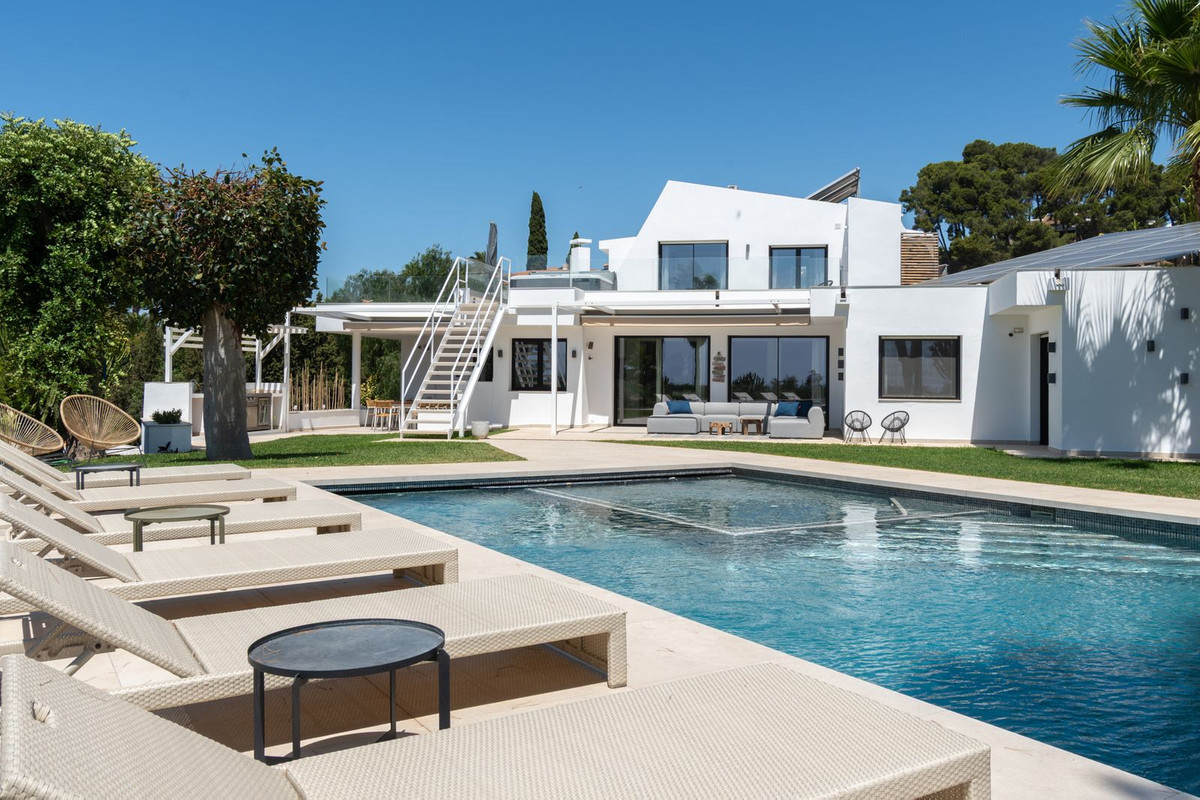6 Bed Townhouse for sale in Sierrezuela Costa Del Sol, Málaga, Spain