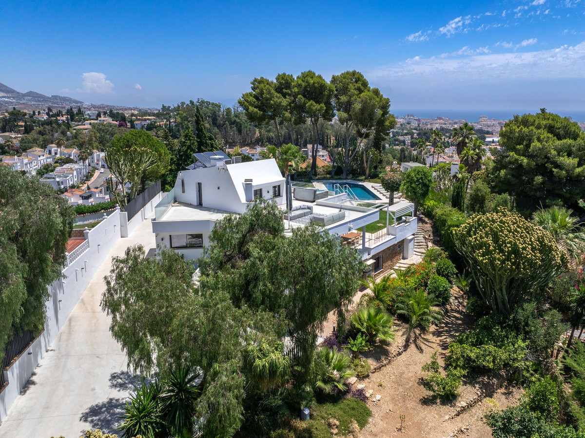 6 Bed Townhouse for sale in Sierrezuela Costa Del Sol, Málaga, Spain