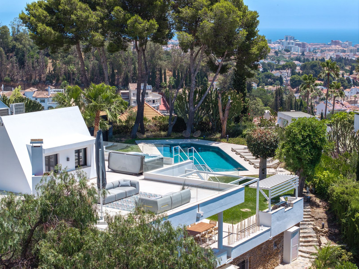 6 Bed Townhouse for sale in Sierrezuela Costa Del Sol, Málaga, Spain