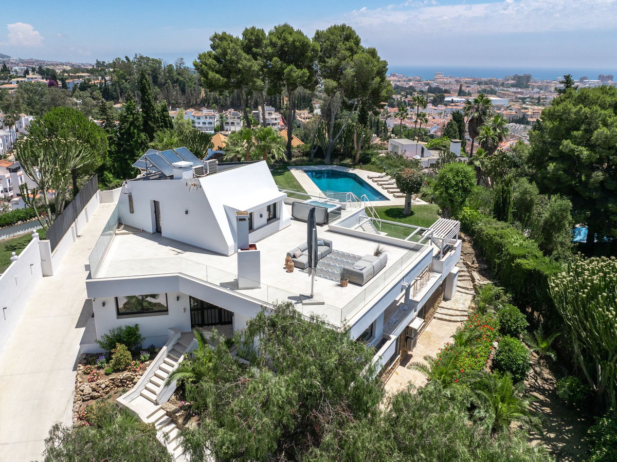 6 Bed Townhouse for sale in Sierrezuela Costa Del Sol, Málaga, Spain