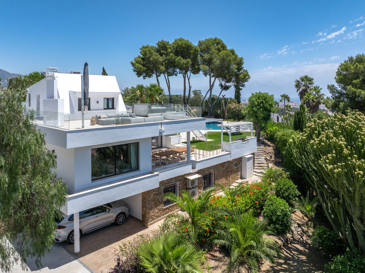 6 Bed Townhouse for sale in Sierrezuela Costa Del Sol, Málaga, Spain
