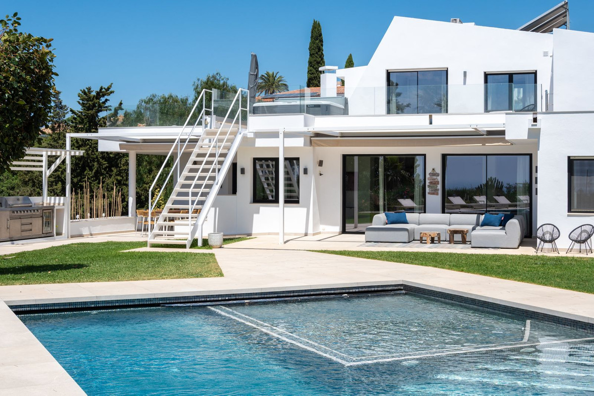 6 Bed Townhouse for sale in Sierrezuela Costa Del Sol, Málaga, Spain