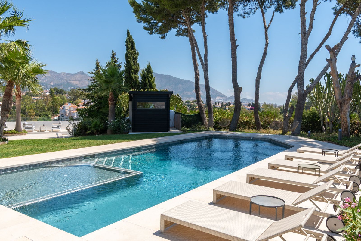 6 Bed Townhouse for sale in Sierrezuela Costa Del Sol, Málaga, Spain