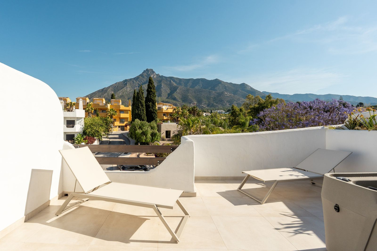 3 Bed Townhouse for sale in Nagüeles Costa Del Sol, Málaga, Spain