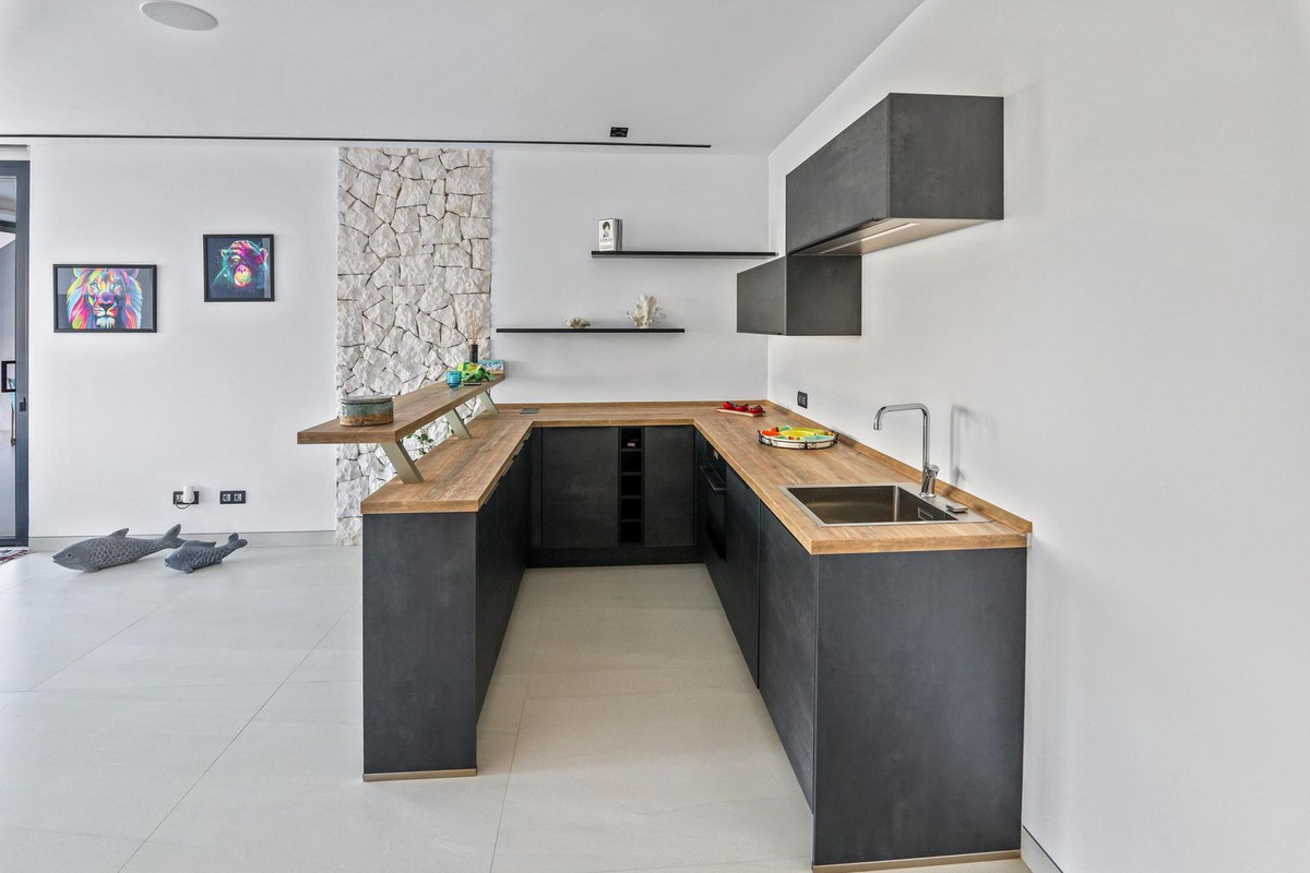 6 Bed Townhouse for sale in Los Flamingos Costa Del Sol, Málaga, Spain