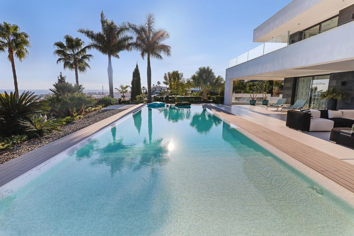 6 Bed Townhouse for sale in Los Flamingos Costa Del Sol, Málaga, Spain