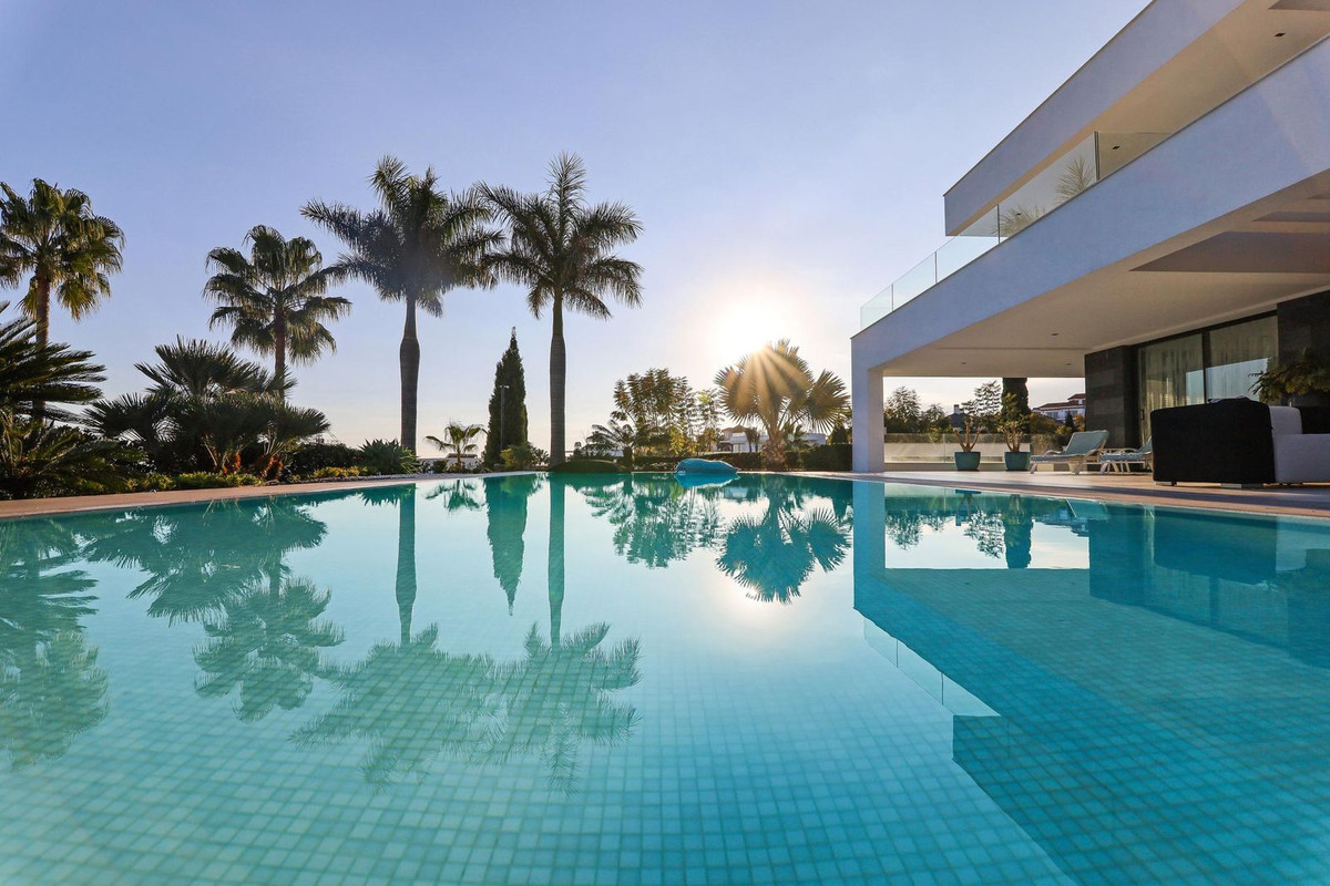 6 Bed Townhouse for sale in Los Flamingos Costa Del Sol, Málaga, Spain