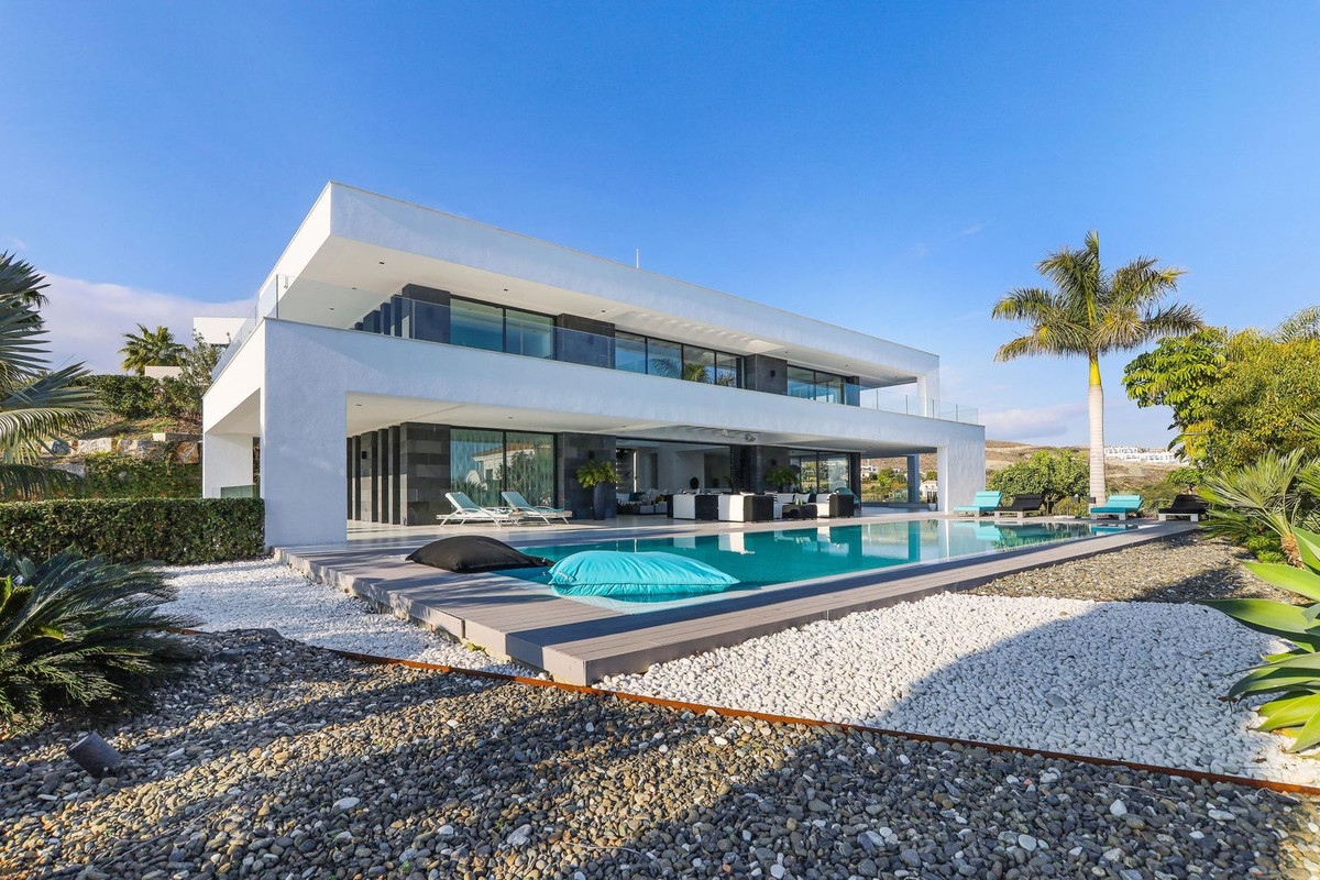 6 Bed Townhouse for sale in Los Flamingos Costa Del Sol, Málaga, Spain