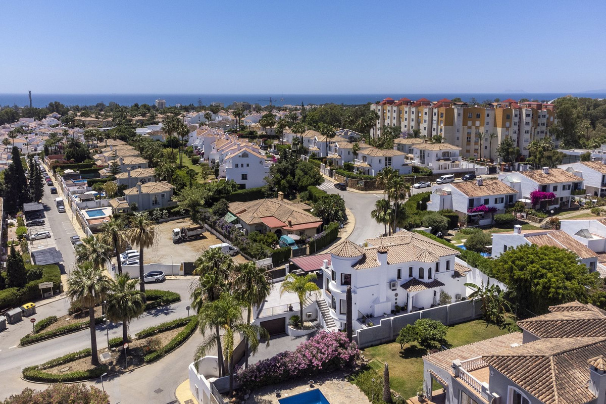 6 Bed Townhouse for sale in Estepona Costa Del Sol, Málaga, Spain