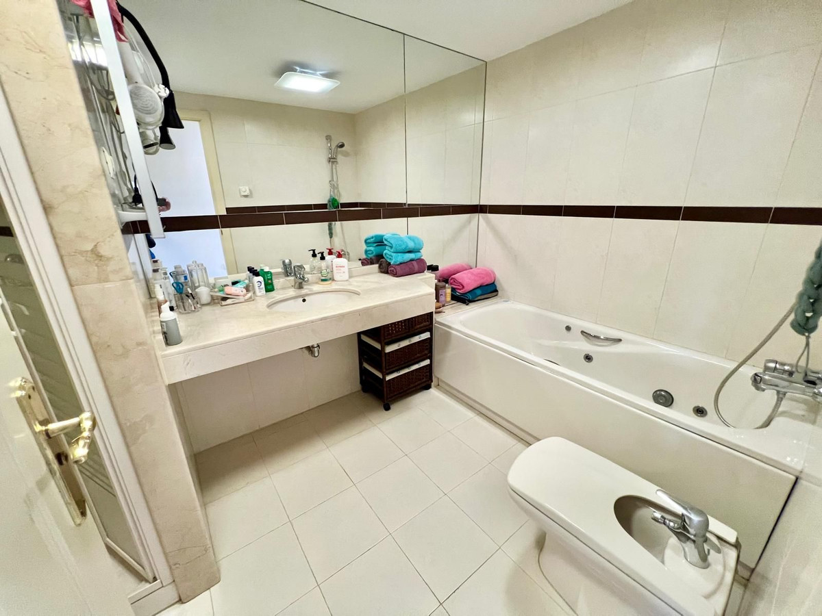 Se vende Apartamento Planta Media de 2 dormitorios en Costa Del Sol, Málaga, España