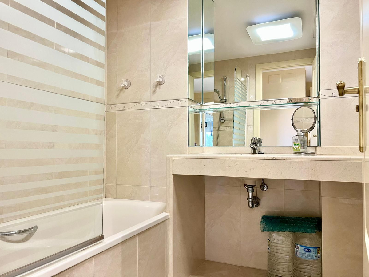 Se vende Apartamento Planta Media de 2 dormitorios en Costa Del Sol, Málaga, España