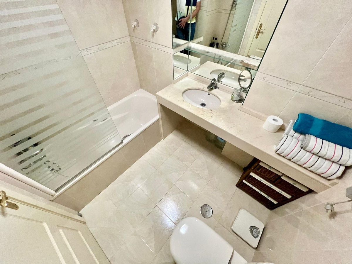 Se vende Apartamento Planta Media de 2 dormitorios en Costa Del Sol, Málaga, España