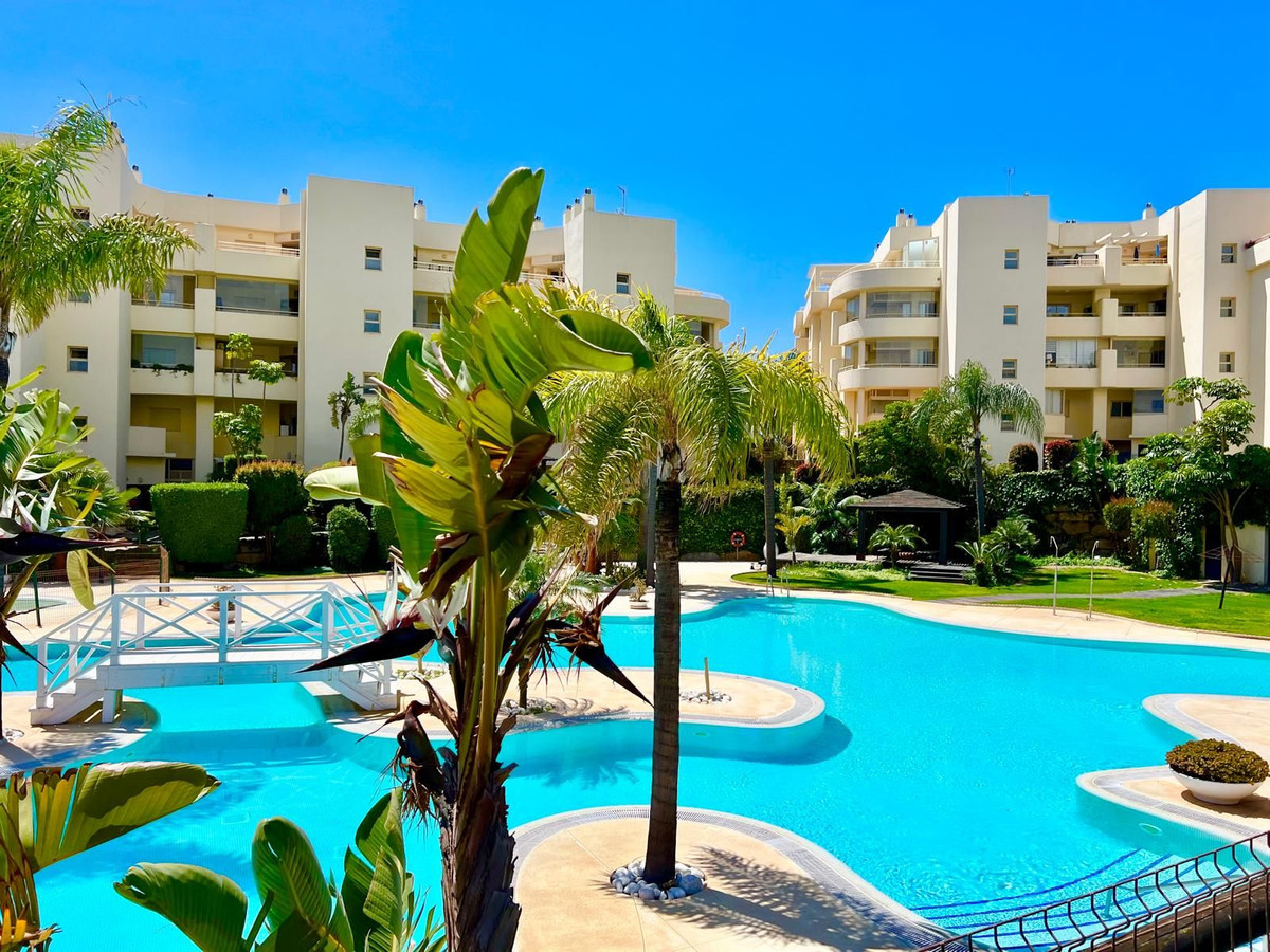 Se vende Apartamento Planta Media de 2 dormitorios en Costa Del Sol, Málaga, España