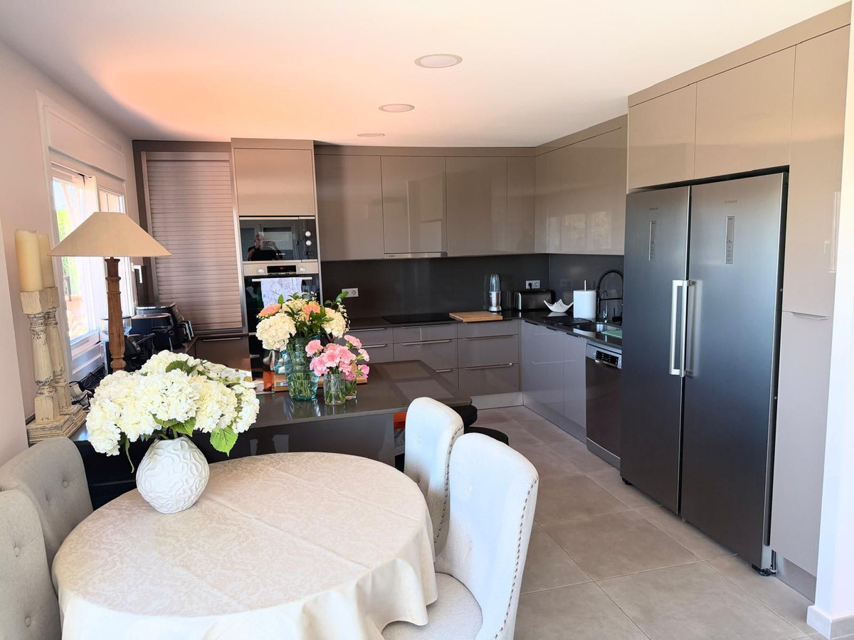 2 Bed Apartment for sale in Benahavís Costa Del Sol, Málaga, Spain