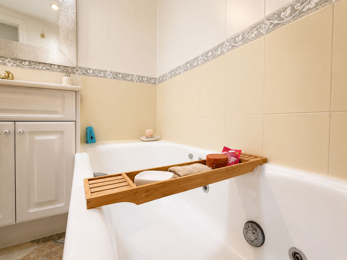 2 Bed Apartment for sale in Estepona Costa Del Sol, Málaga, Spain