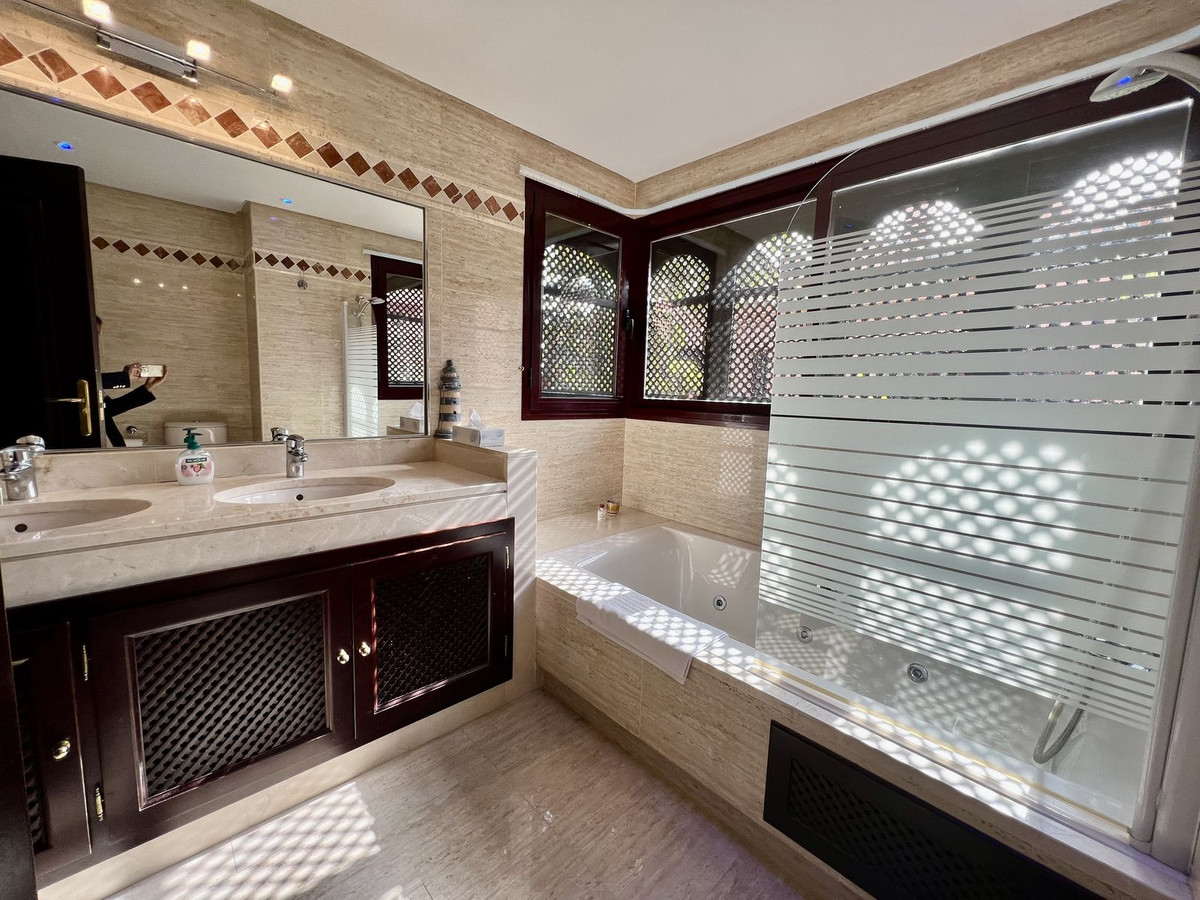 2 Bed Apartment for sale in La Mairena Costa Del Sol, Málaga, Spain