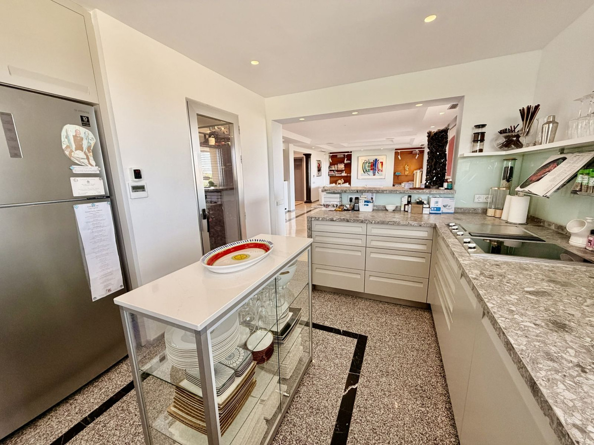 5 Bed Apartment for sale in Nueva Andalucía Costa Del Sol, Málaga, Spain