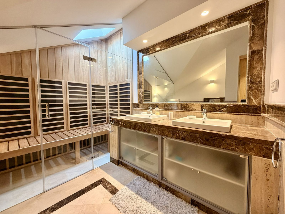 5 Bed Apartment for sale in Nueva Andalucía Costa Del Sol, Málaga, Spain