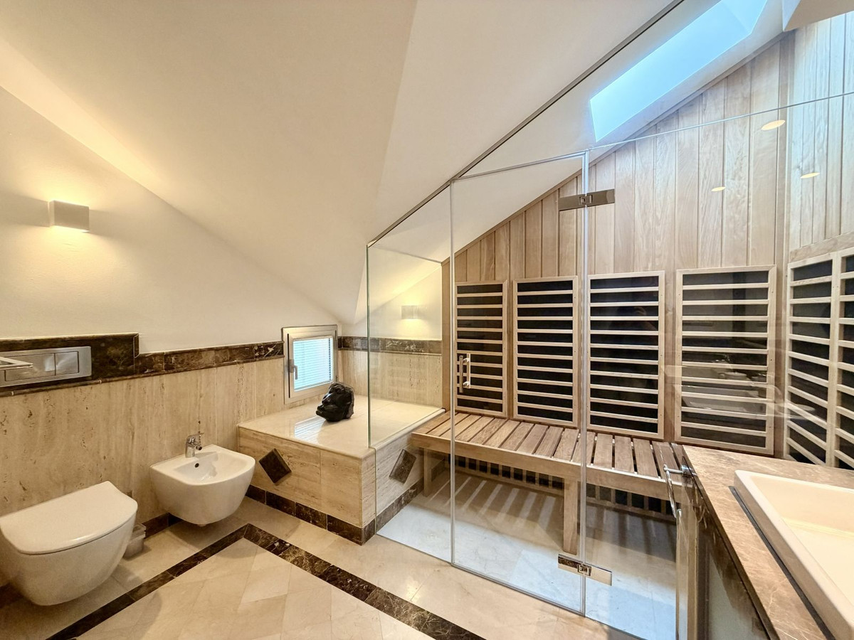 5 Bed Apartment for sale in Nueva Andalucía Costa Del Sol, Málaga, Spain