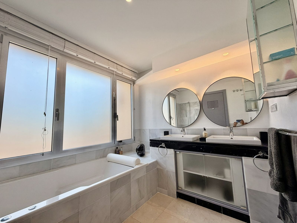 5 Bed Apartment for sale in Nueva Andalucía Costa Del Sol, Málaga, Spain
