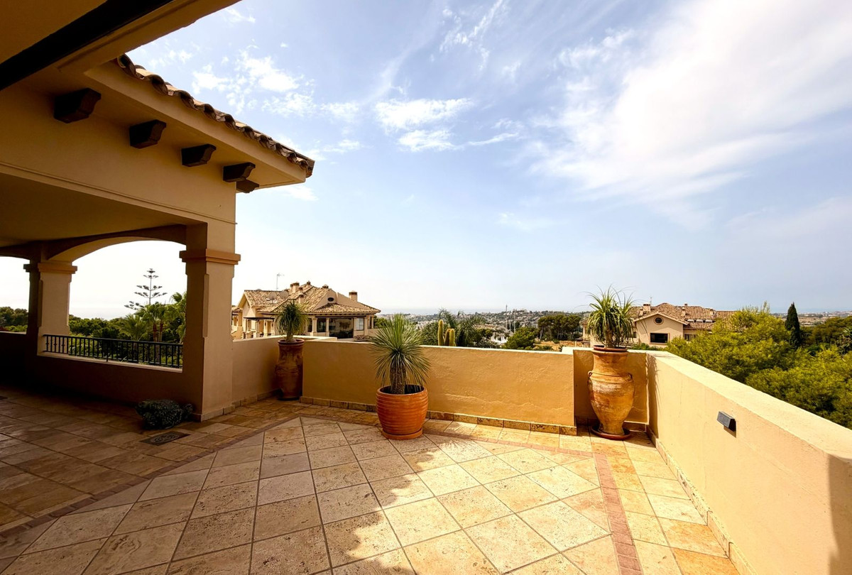 5 Bed Apartment for sale in Nueva Andalucía Costa Del Sol, Málaga, Spain