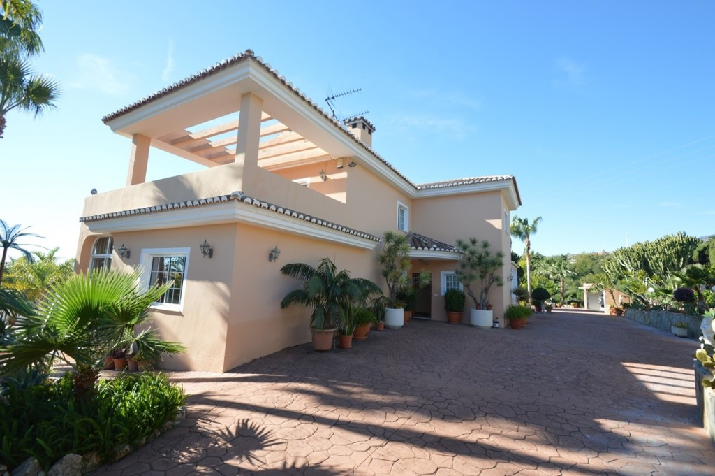 6 Bed Townhouse for sale in Benalmadena Costa Del Sol, Málaga, Spain