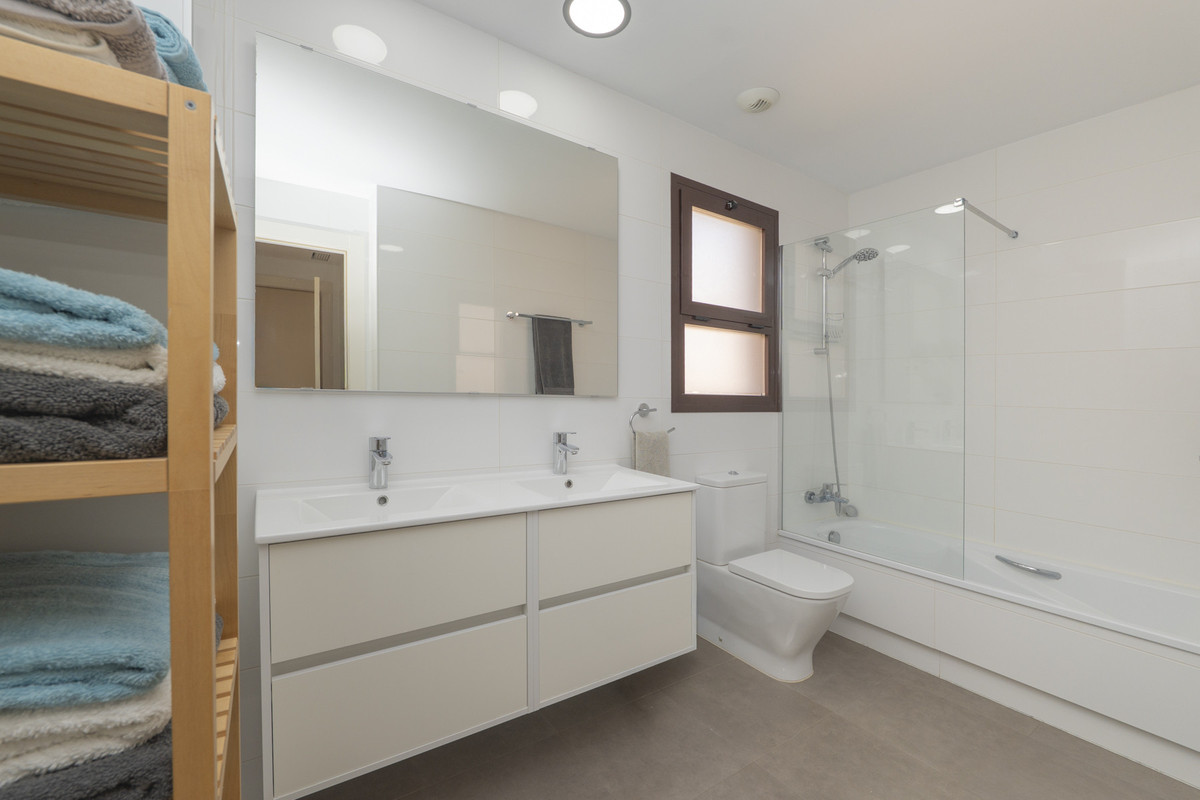 Se vende Apartamento Planta Media de 3 dormitorios en Costa Del Sol, Málaga, España